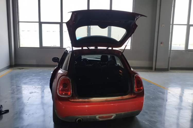 Used MINI 2016 1.5T COOPER Five-Door Edition Trunk