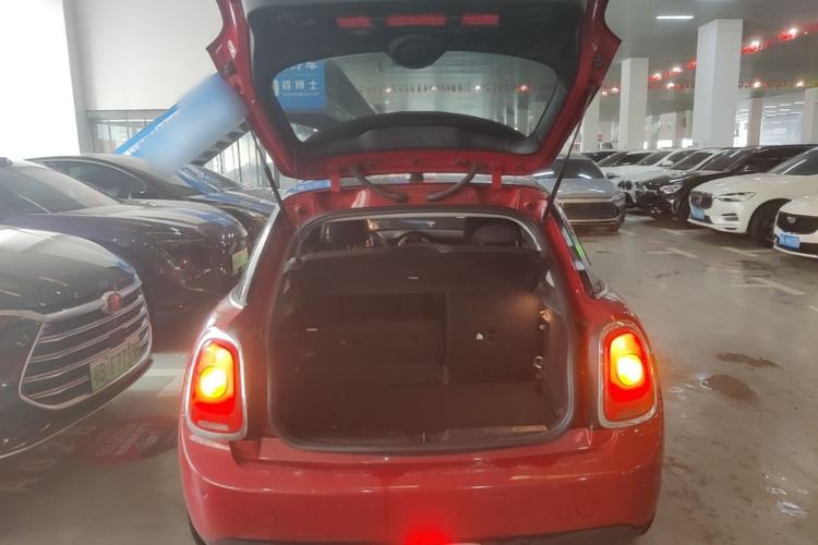 Used MINI 2016 1.5T COOPER Five-Door Edition Trunk