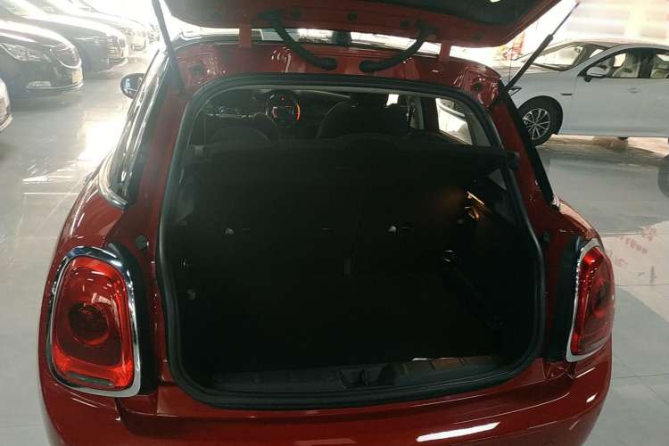 Used MINI 2016 1.5T COOPER Five-Door Edition Trunk
