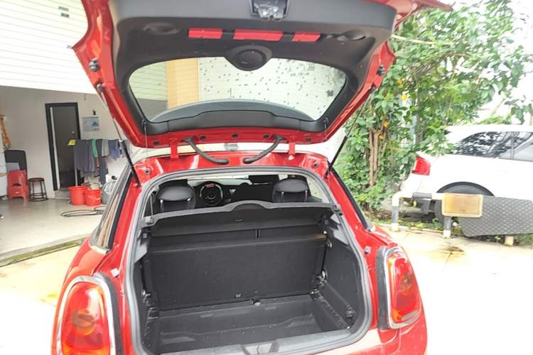 Used MINI 2016 1.5T COOPER Five-Door Edition Trunk