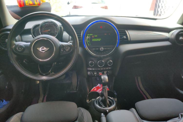 Used MINI 2016 1.5T COOPER Pioneer Edition Five-Door Model Center Console