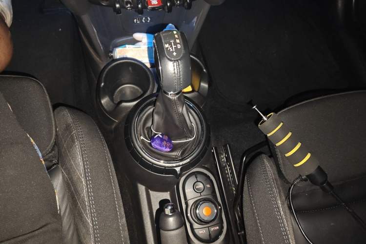 Used MINI 2016 1.5T COOPER Five-Door Edition Gear Lever