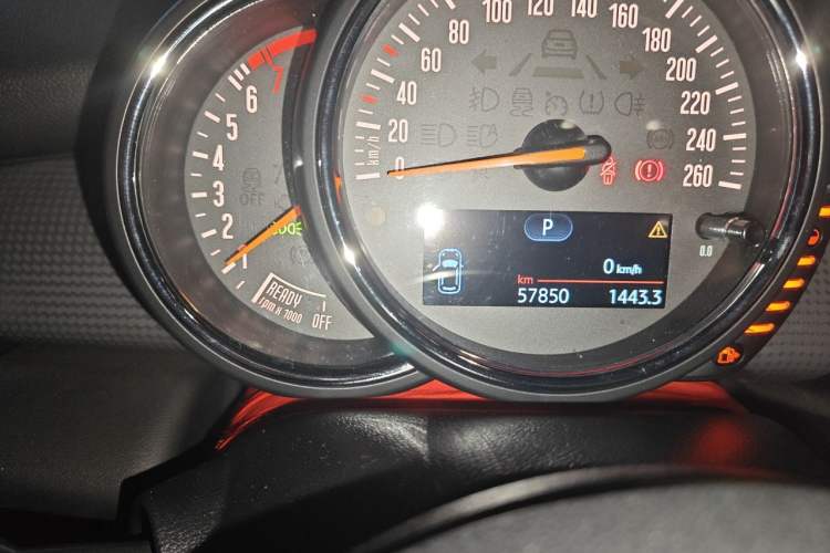 Used MINI 2016 1.5T COOPER Five-Door Edition Odometer Close Up