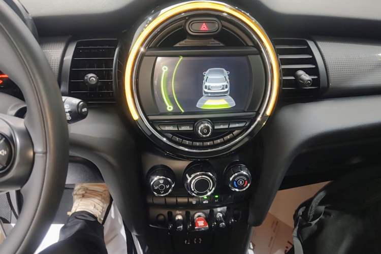 Used MINI 2016 1.5T COOPER Five-Door Edition Audio And AC Panel