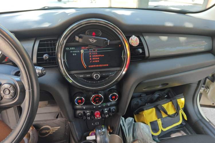 Used MINI 2016 1.5T COOPER Pioneer Edition Five-Door Model Audio And AC Panel