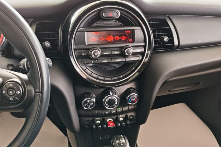 Used MINI 2016 1.2T ONE Pioneer Edition Audio And AC Panel