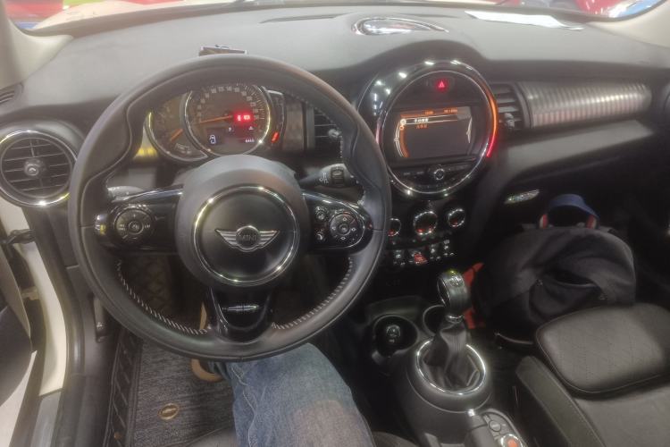 Used MINI 2016 1.5T COOPER Performance Edition 5-door version Center Console