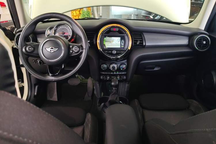 Used MINI 2016 1.5T COOPER Five-Door Edition Center Console
