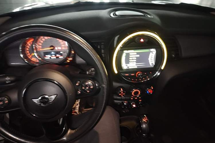 Used MINI 2016 1.5T COOPER Five-Door Edition Center Console
