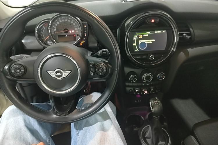 Used MINI 2016 1.5T COOPER Five-Door Edition Center Console