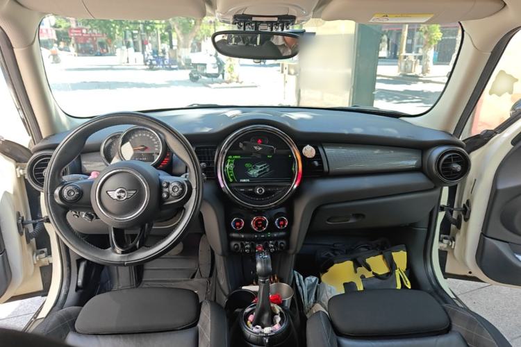 Used MINI 2016 1.5T COOPER Pioneer Edition Five-Door Model Center Console