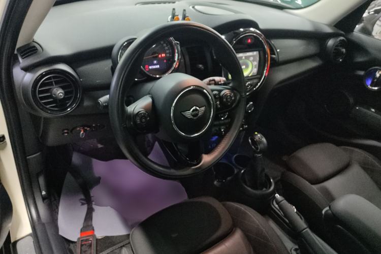 Used MINI 2016 1.5T COOPER Five-Door Edition Center Console