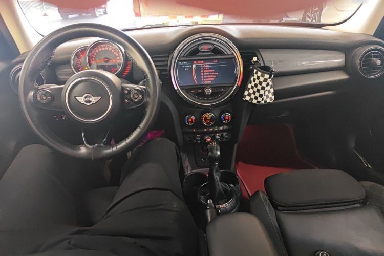 Used MINI 2016 1.5T COOPER Pioneer Edition Five-Door Model Center Console