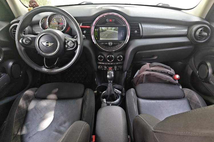 Used MINI 2016 1.5T COOPER Five-Door Edition Center Console