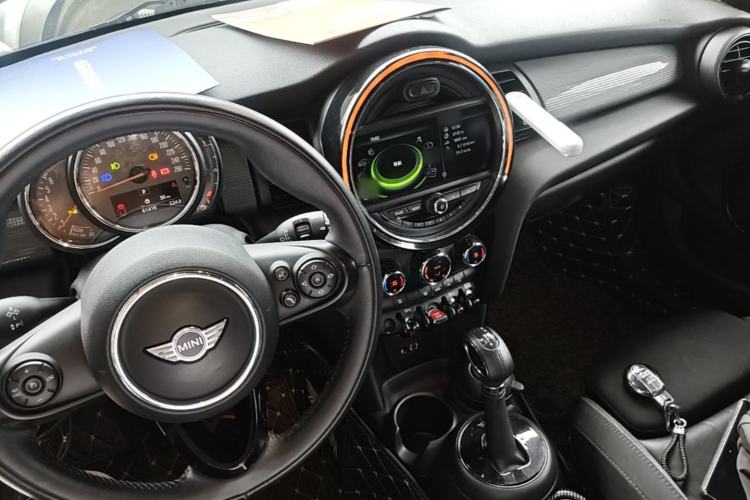 Used MINI 2016 1.5T COOPER Pioneer Edition Five-Door Model Center Console
