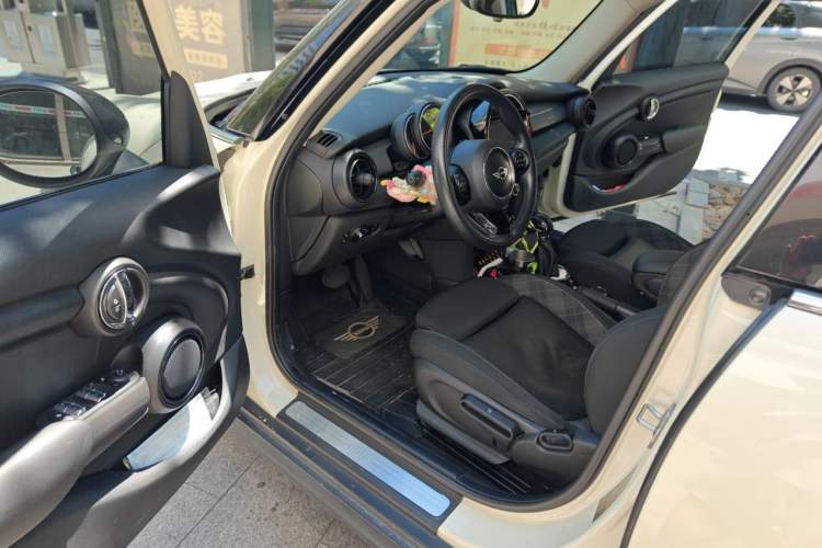 Used MINI 2016 1.5T COOPER Pioneer Edition Five-Door Model Driver Seat