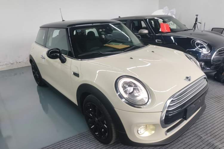 Used MINI 2016 1.5T COOPER Avant-Garde Front Right 45 Deg