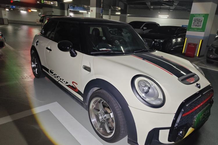 Used MINI 2016 2.0T COOPER S Front Right 45 Deg