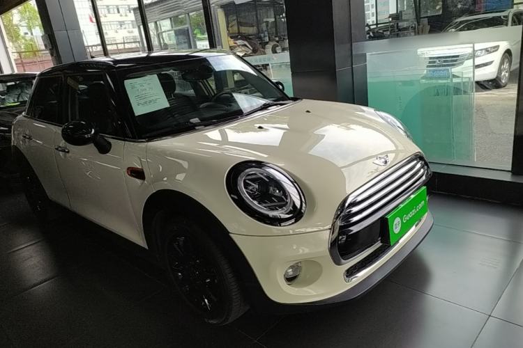Used MINI 2016 1.5T COOPER Five-Door Edition Front Right 45 Deg