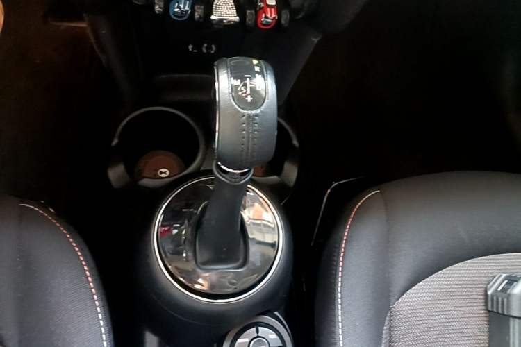 Used MINI 2016 1.2T ONE Pioneer Edition Gear Lever