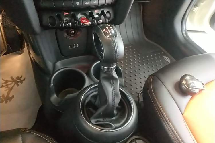 Used MINI 2016 1.2T ONE Pioneer Edition Gear Lever