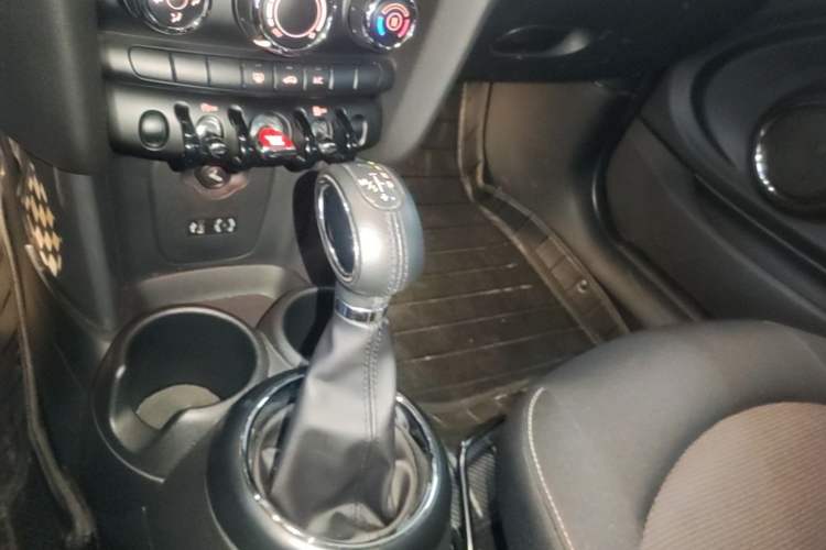 Used MINI 2016 1.2T ONE Pioneer Edition Gear Lever