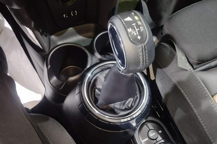 Used MINI 2016 1.5T COOPER Five-Door Edition Gear Lever