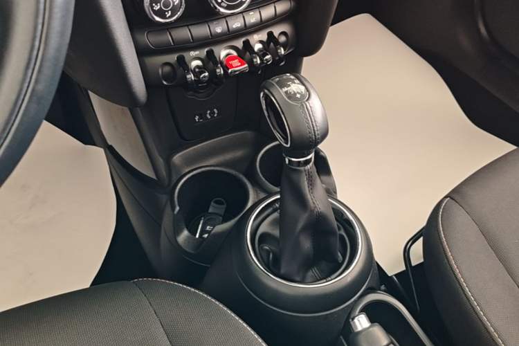 Used MINI 2016 1.2T ONE Pioneer Edition Gear Lever