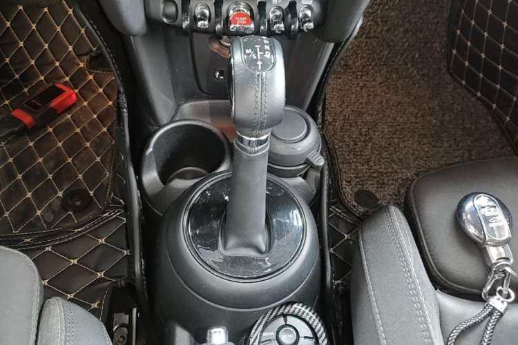 Used MINI 2016 1.5T COOPER Pioneer Edition Five-Door Model Gear Lever