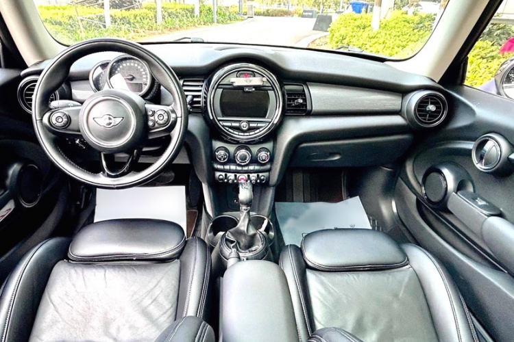 Used MINI 2016 1.5T COOPER Interior 1