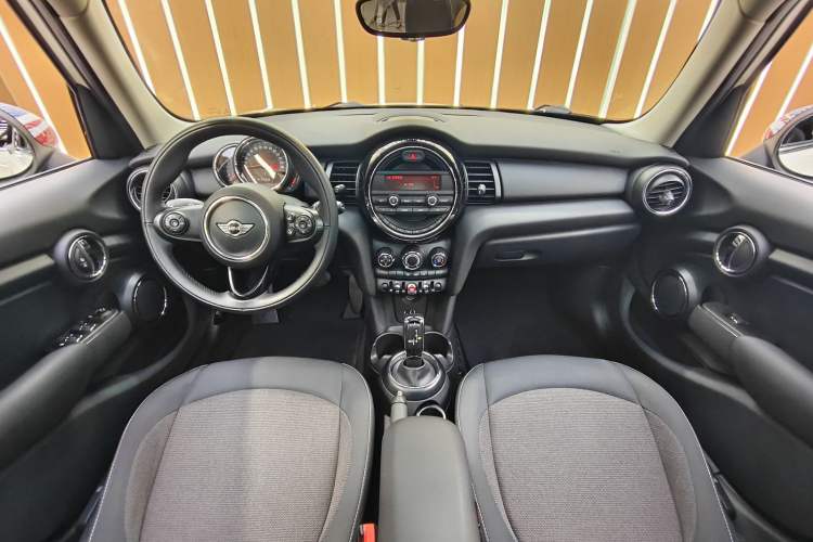 Used MINI 2016 1.5T COOPER Five-Door Edition Interior 1