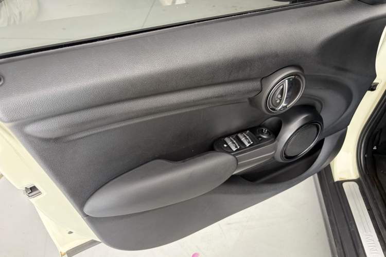 Used MINI 2016 1.2T ONE Five-Door Edition Interior 10
