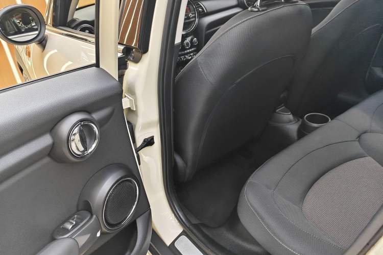 Used MINI 2016 1.5T COOPER Five-Door Edition Interior 10