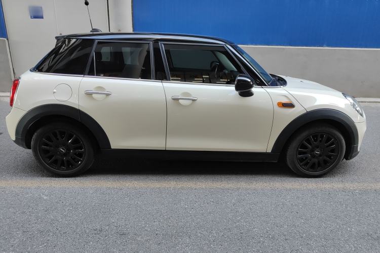 Used MINI 2016 1.5T COOPER Five-Door Edition Interior 11