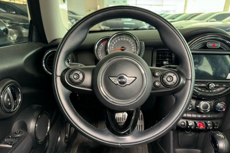 Used MINI 2016 1.2T ONE Pioneer Edition Interior 11