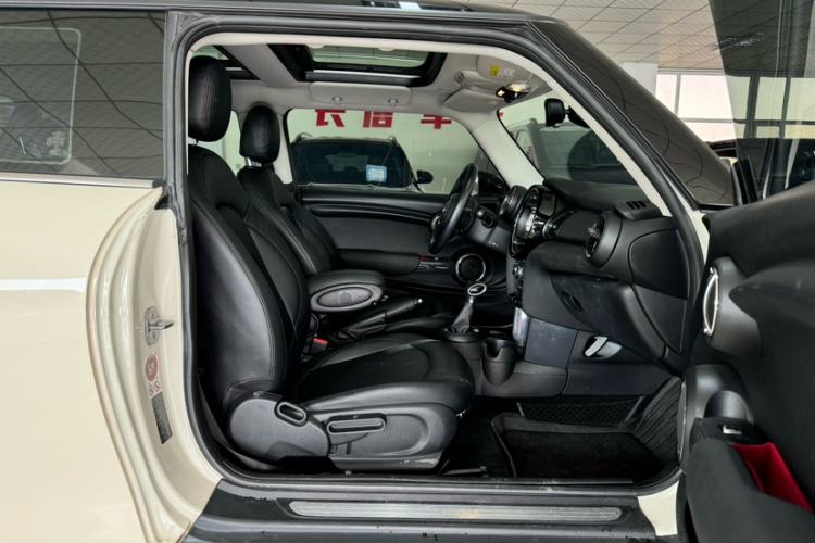 Used MINI 2016 1.2T ONE Pioneer Edition Interior 12