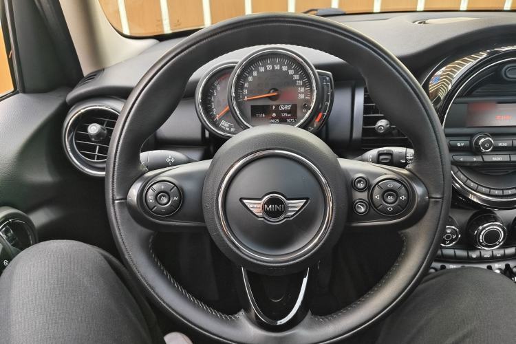 Used MINI 2016 1.5T COOPER Five-Door Edition Interior 2