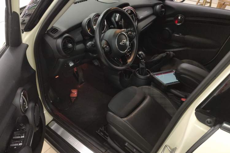 Used MINI 2016 1.5T COOPER Five-Door Edition Interior 3