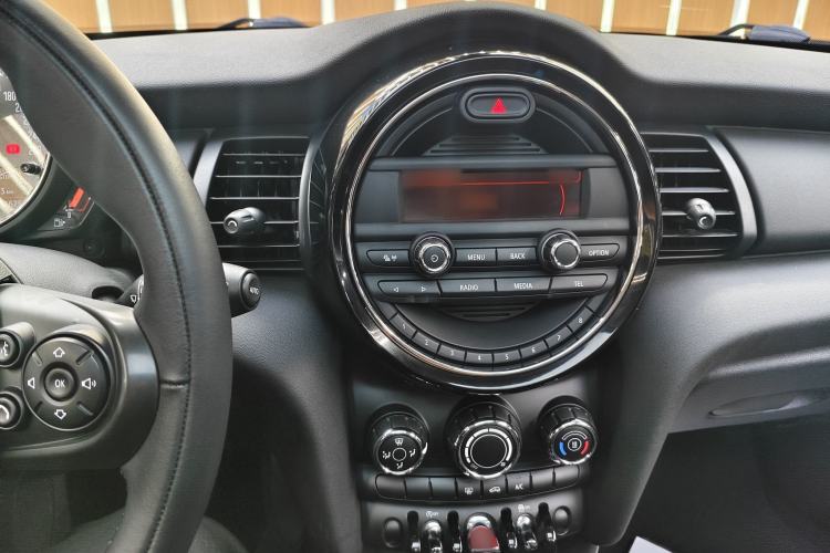 Used MINI 2016 1.5T COOPER Five-Door Edition Interior 3