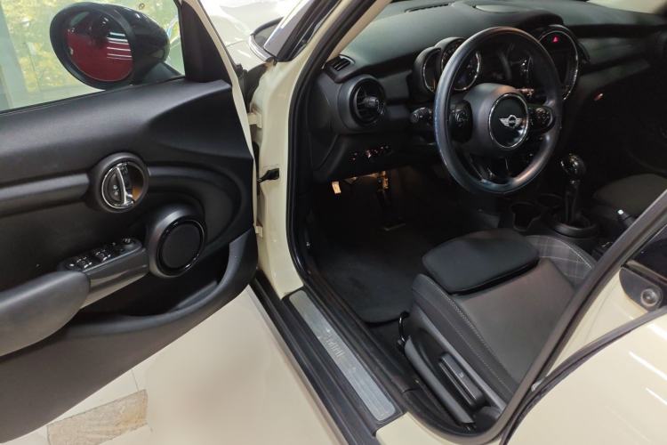 Used MINI 2016 1.5T COOPER Five-Door Edition Interior 3