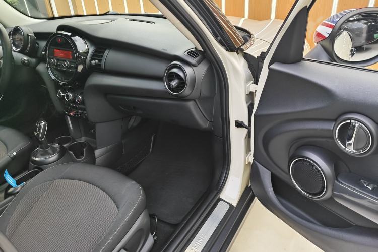 Used MINI 2016 1.5T COOPER Five-Door Edition Interior 9