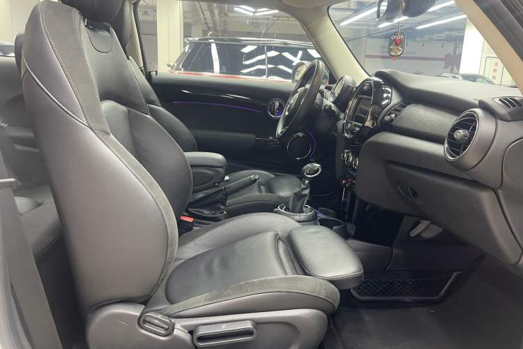 Used MINI 2016 1.5T COOPER Performance Edition Interior 9