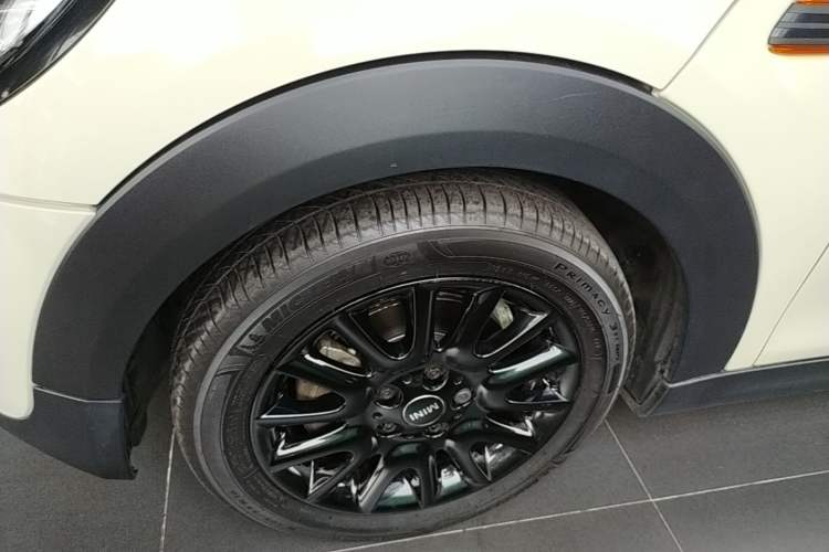 Used MINI 2016 1.5T COOPER Five-Door Edition Left Front Wheel Hub