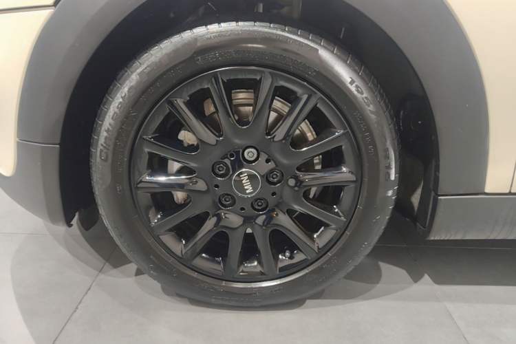 Used MINI 2016 1.5T COOPER Five-Door Edition Left Front Wheel Hub