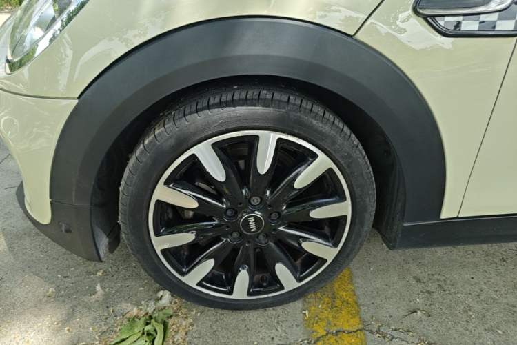 Used MINI 2016 1.5T COOPER Five-Door Edition Left Front Wheel Hub