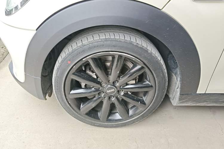 Used MINI 2016 1.5T COOPER Pioneer Edition Five-Door Model Left Front Wheel Hub