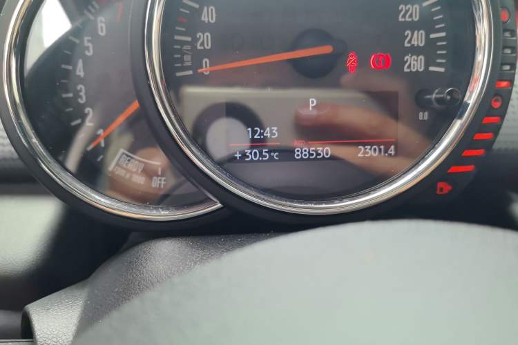 Used MINI 2016 1.5T COOPER Five-Door Edition Odometer Close Up