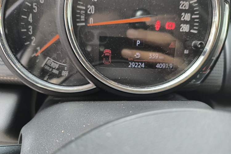 Used MINI 2016 1.5T COOPER Five-Door Edition Odometer Close Up