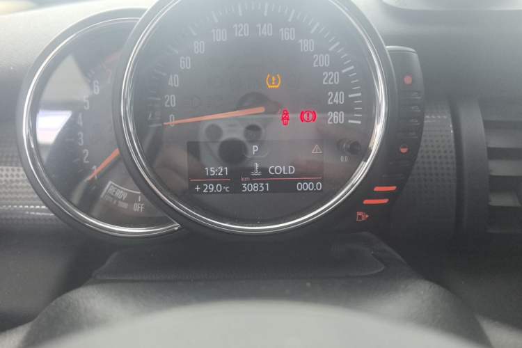 Used MINI 2016 1.5T COOPER Five-Door Edition Odometer Close Up
