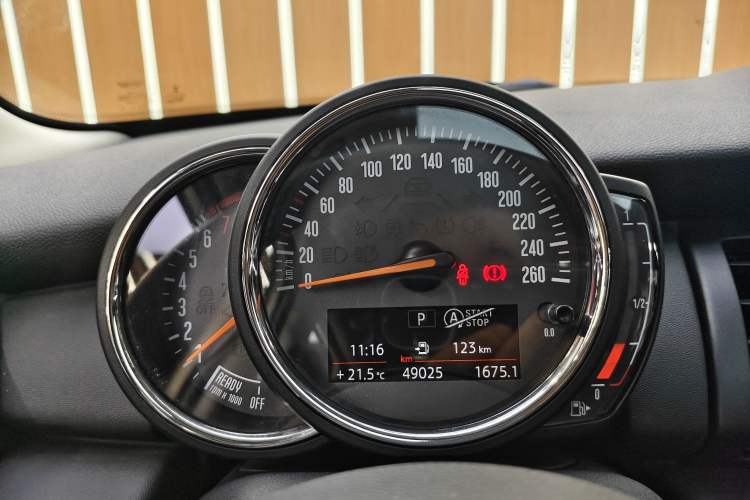 Used MINI 2016 1.5T COOPER Five-Door Edition Odometer Close Up